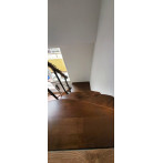 Г-образна стълба Quadro, стъпала в цвят орех - черен парапет с квадратна площадка